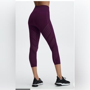 Ultra High-Waisted SculptKnit® Deco Capri - L